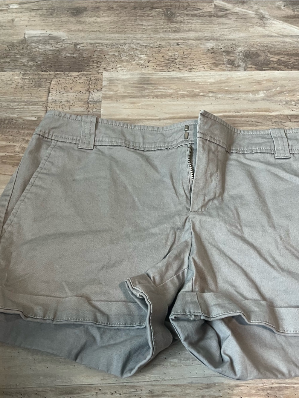 New York & Company Women’s Tan Cargo Shorts